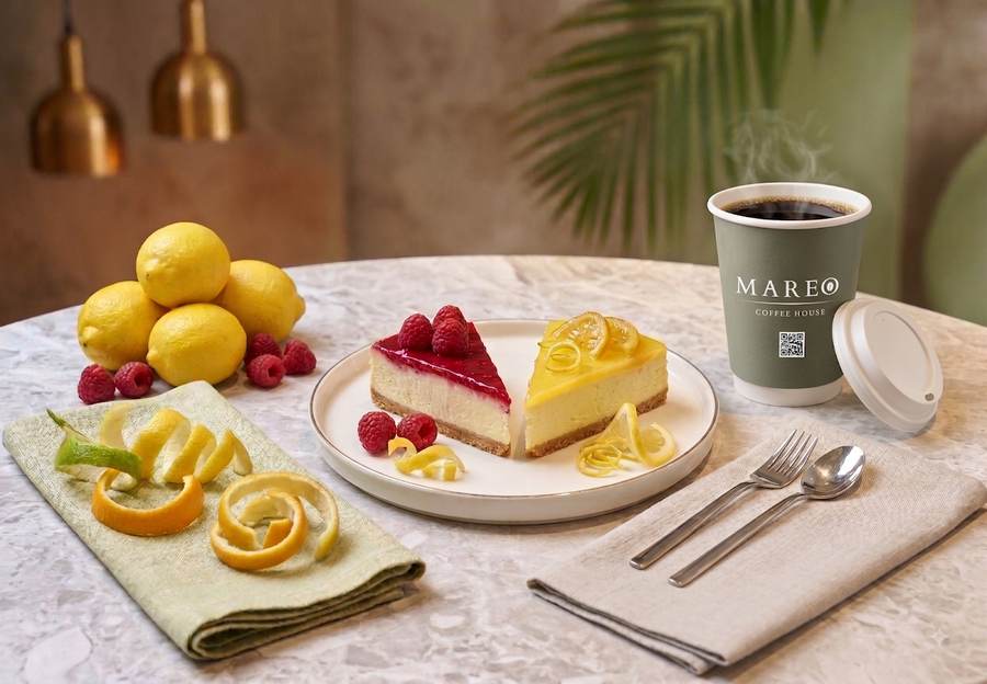 Cheesecake dilimleri ve filtre kahve